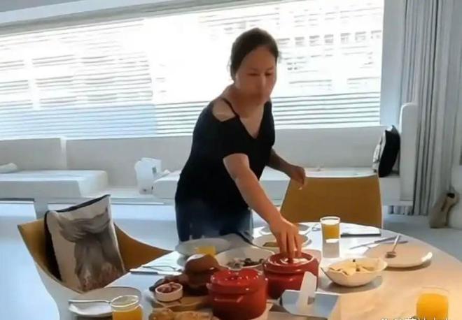菲郁躁症复发开跑车直奔豪宅吊唁大S开元棋牌小S回应斥资百万包机汪小(图6)